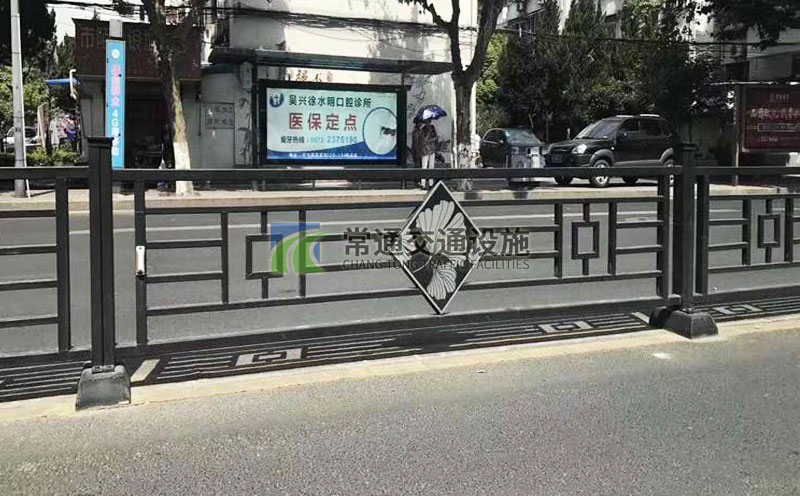 雙拼立柱仿古鍍鋅板造型道路中心隔離護欄